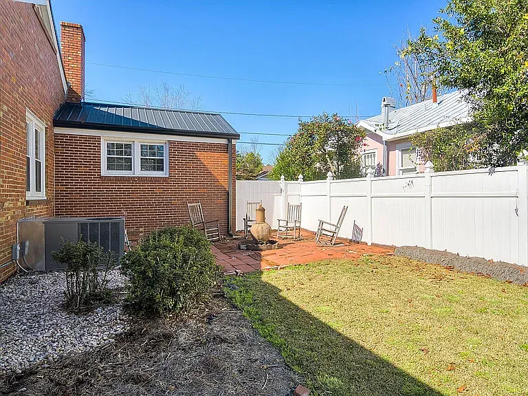 1004 Murphy St — Photo 17