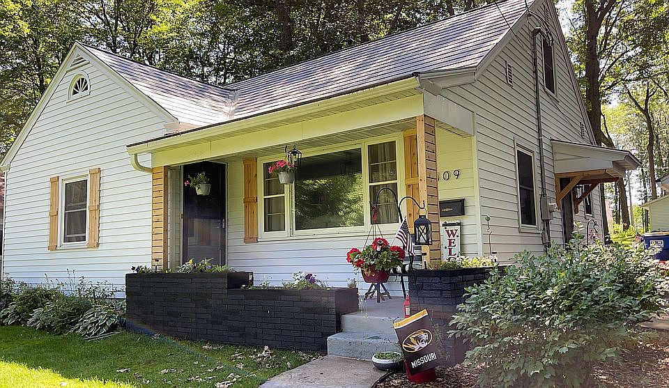 1st image of 809 2nd St