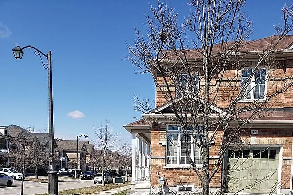 32 Turnhouse Cres — Photo 1