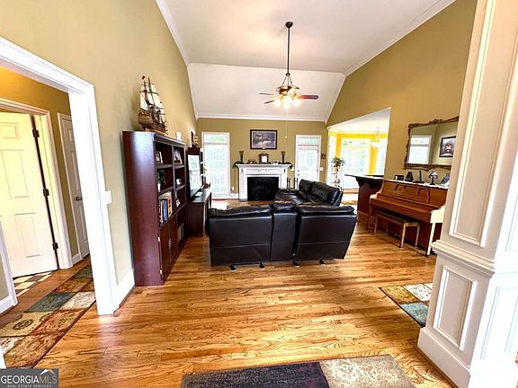 4th image of 390 Lakeland Dr