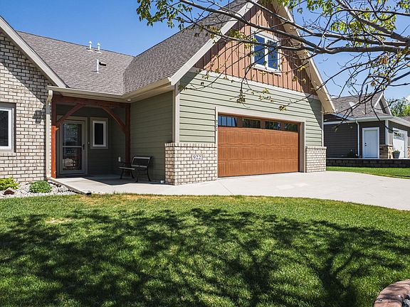 2nd image of 922 Lake Forest Cir