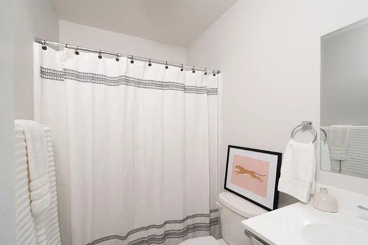 2nd floor: the common full bathroom.