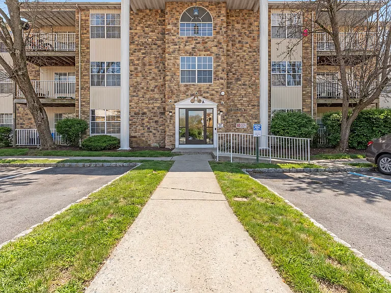 Briarpark at Lakewood — Photo 18