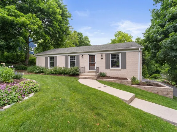 1060 Hawthorne LANE, Brookfield, WI 53005