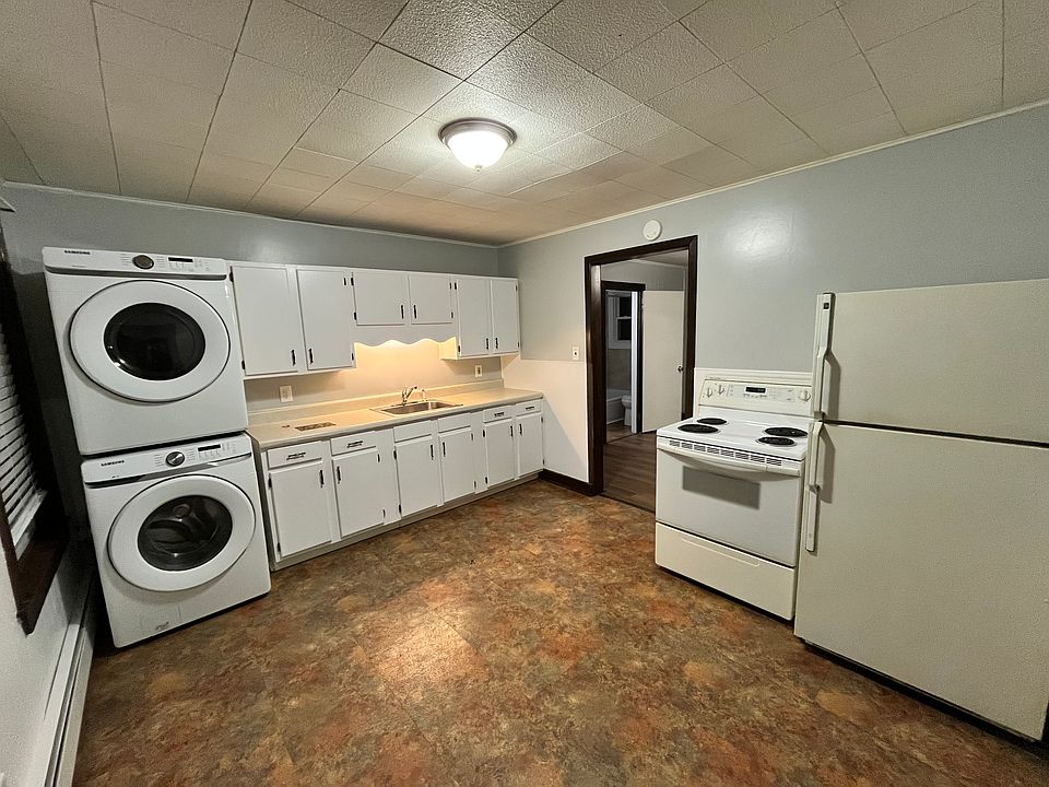 Kitchen w/ In Unit Washer & Dryer