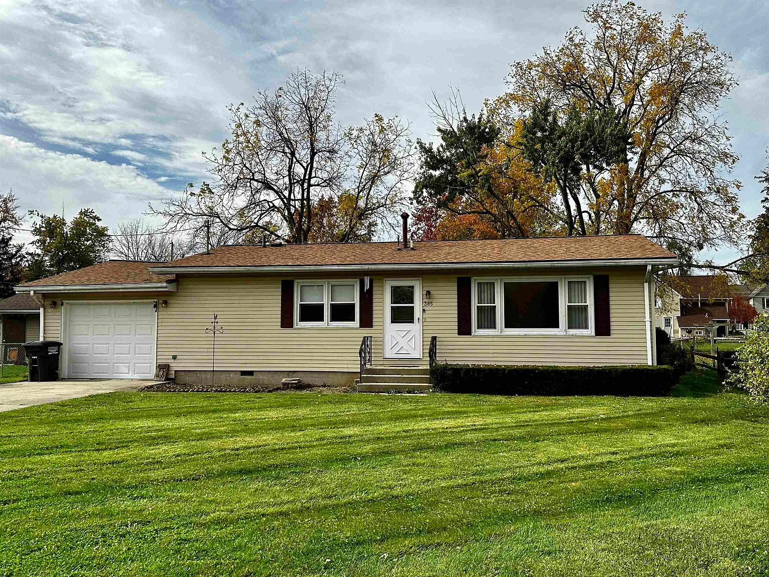 385 Oak St photo 1