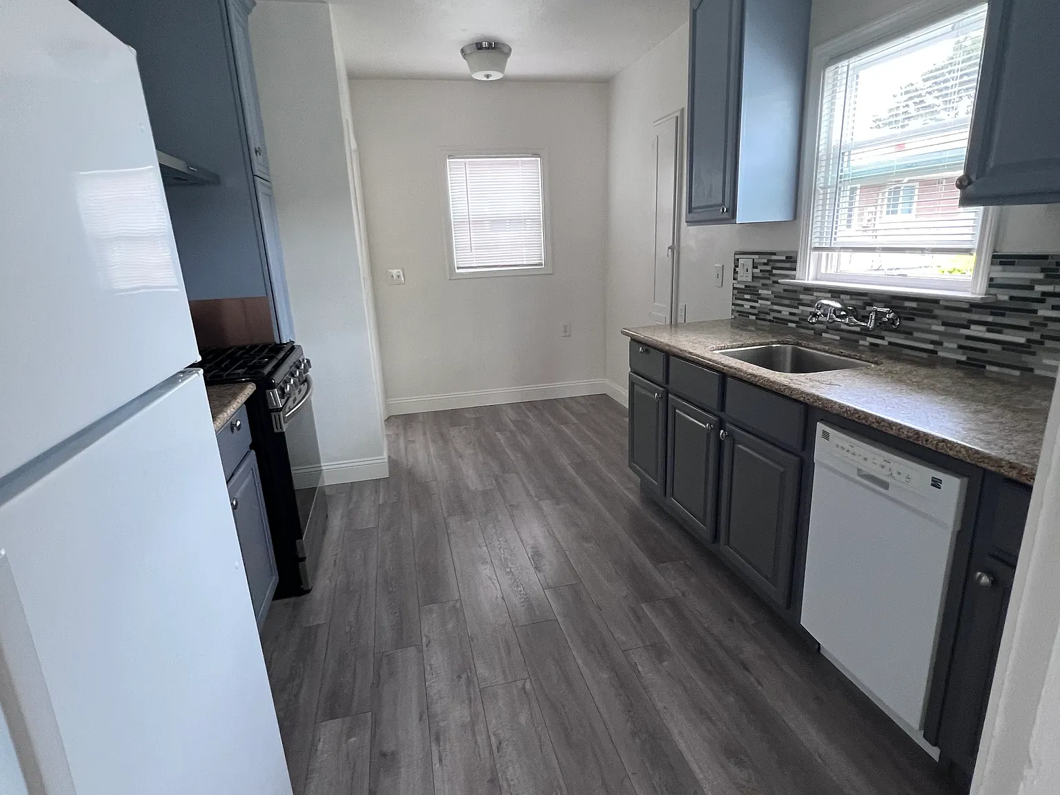 2 bed, 700 sqft, $2,600 — Photo 3