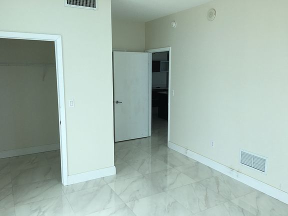 3rd image of 1900 N Bayshore Dr APT 4401
