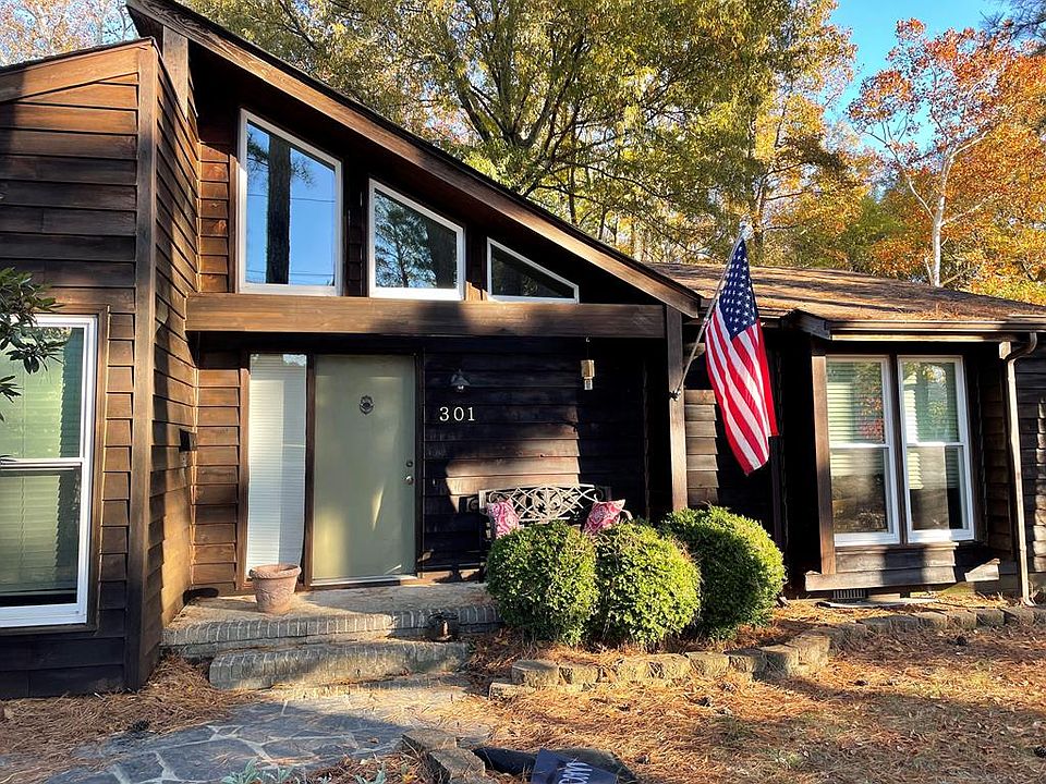 1st image of 301 E York Dr