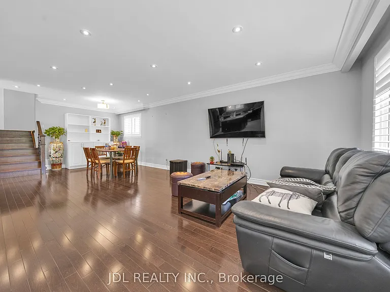 53 Southdale Dr — Photo 2