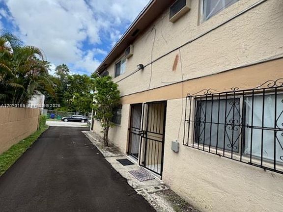 2nd image of 927 NW 7th Ct APT 3