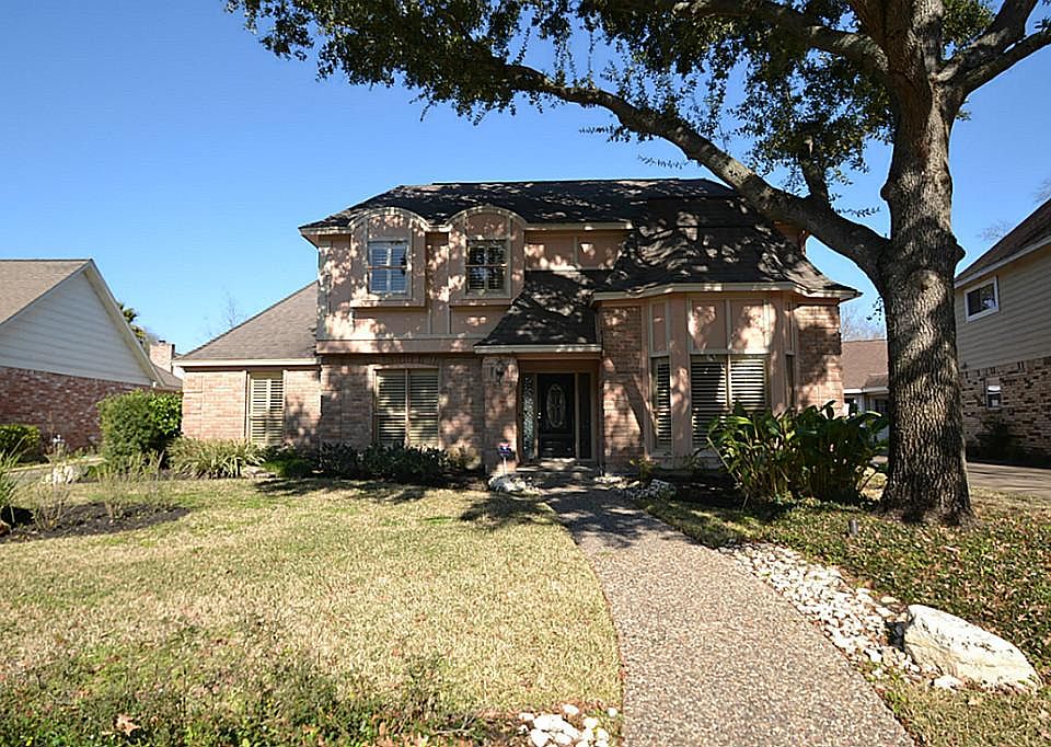 Front view of this outstanding home located at 1051 Flagmore Dr.