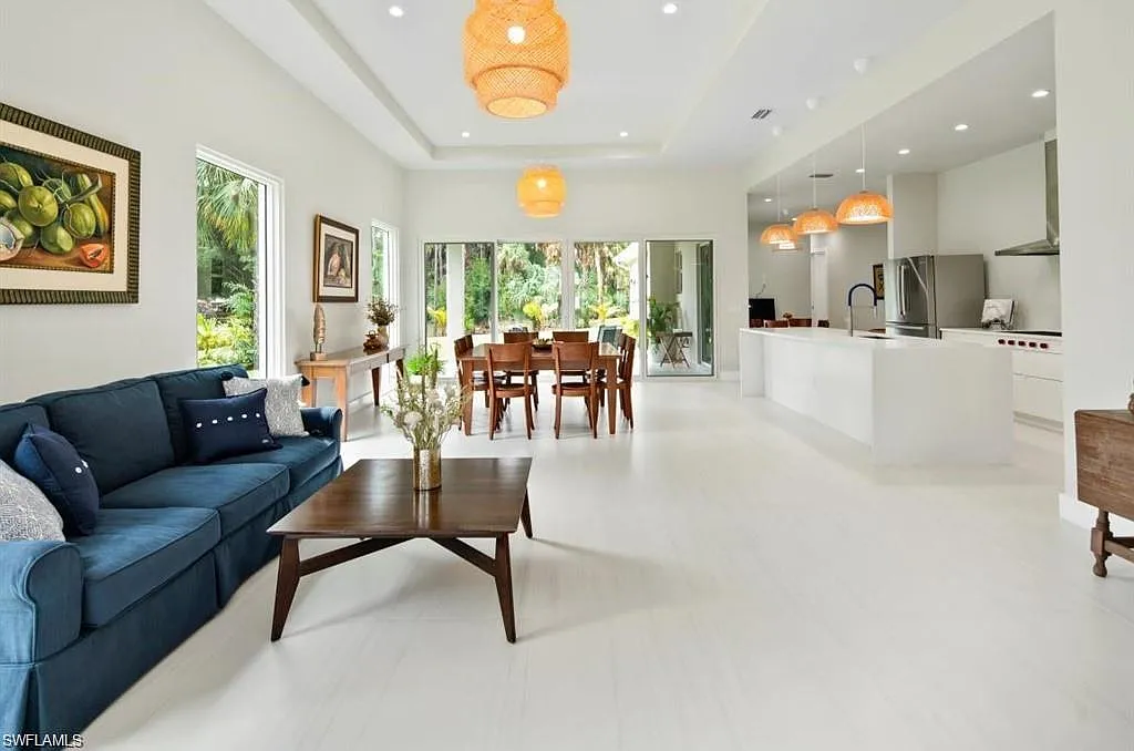 3 bed, 2.5 bath, 2332 sqft, $7,900 — Photo 3