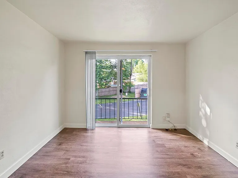 Westport Edge Apartments — Photo 13