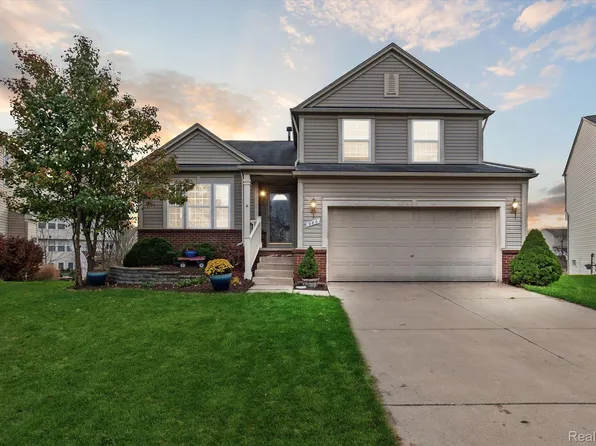 980 Callaway Ct, Howell, MI 48843