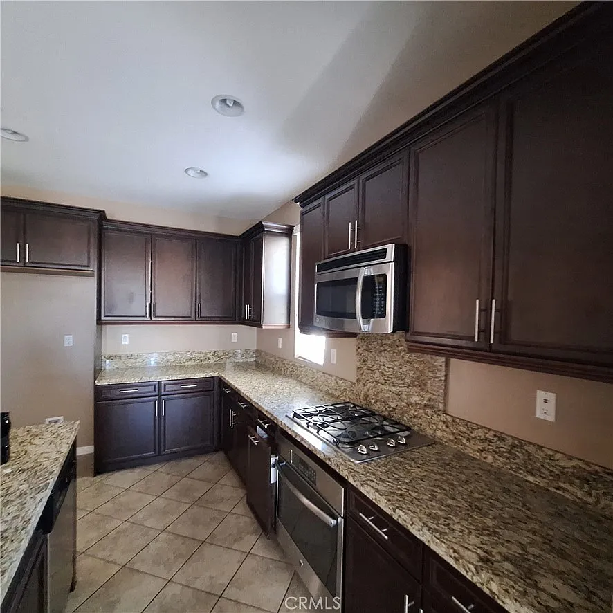 3 bed, 2000 sqft, $3,595 — Photo 2
