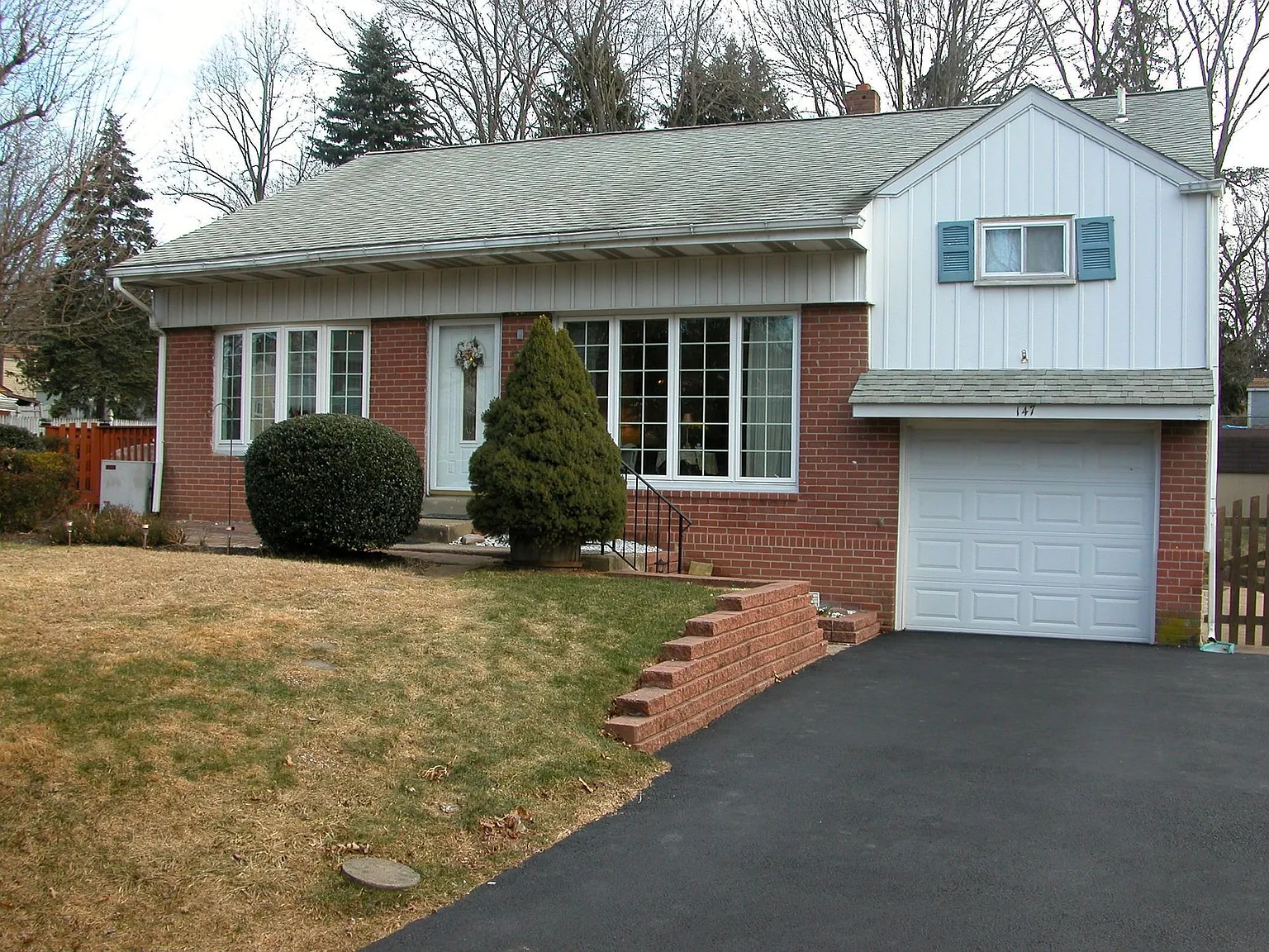 147 Colonial Dr photo 1