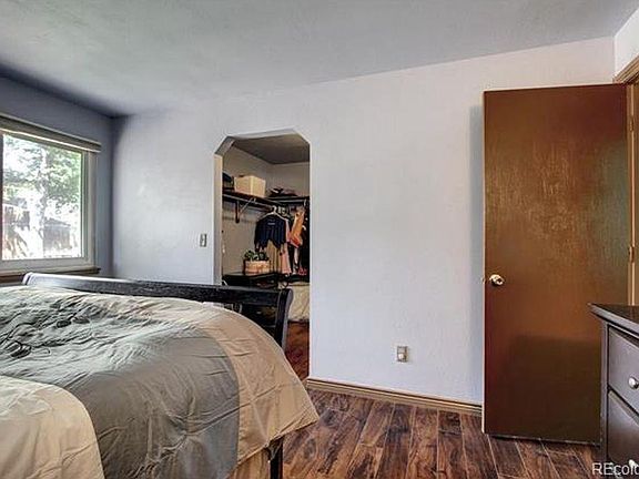 Master Bedroom (with walk-in closet)