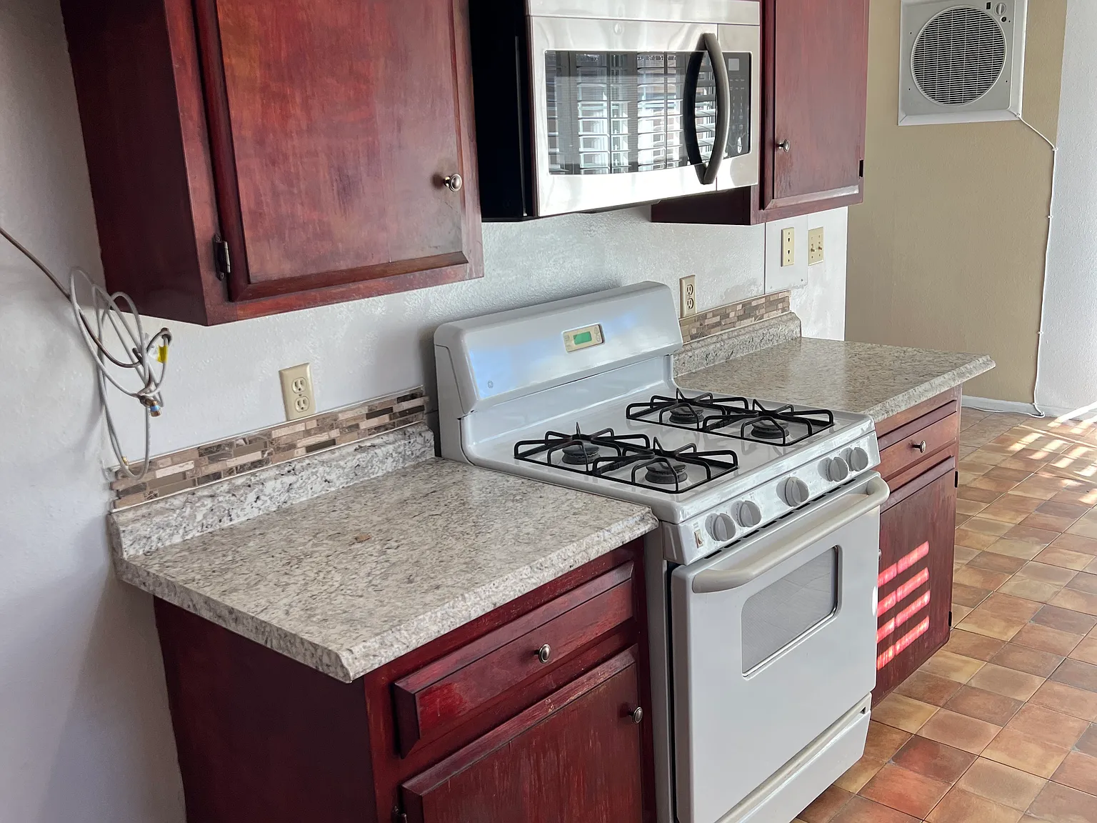 2 bed, 1169 sqft, $2,100 — Photo 3