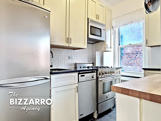 Sold by Bizzarro Agency | media 1