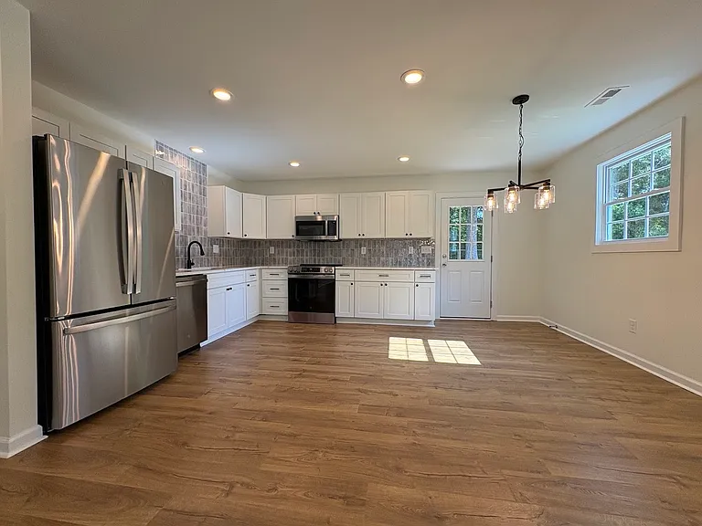 821 Grantland Dr — Photo 8