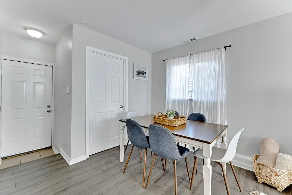 3 bed, 1200 sqft, $4,750 — Photo 2