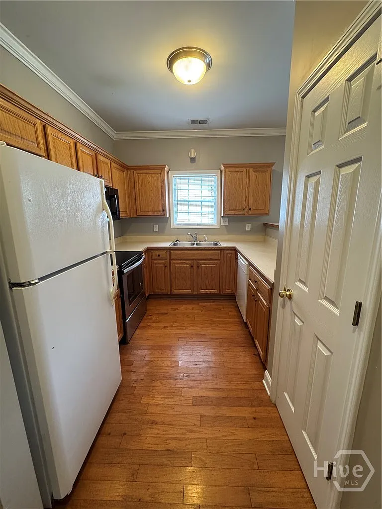 3 bed, 2.0 bath, 2318 sqft, $2,100 — Photo 4