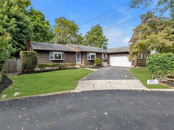8 Kathryn Court, Babylon, NY 11702