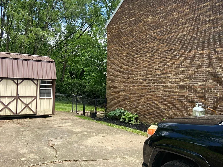 30 Clayburne Blvd — Photo 18