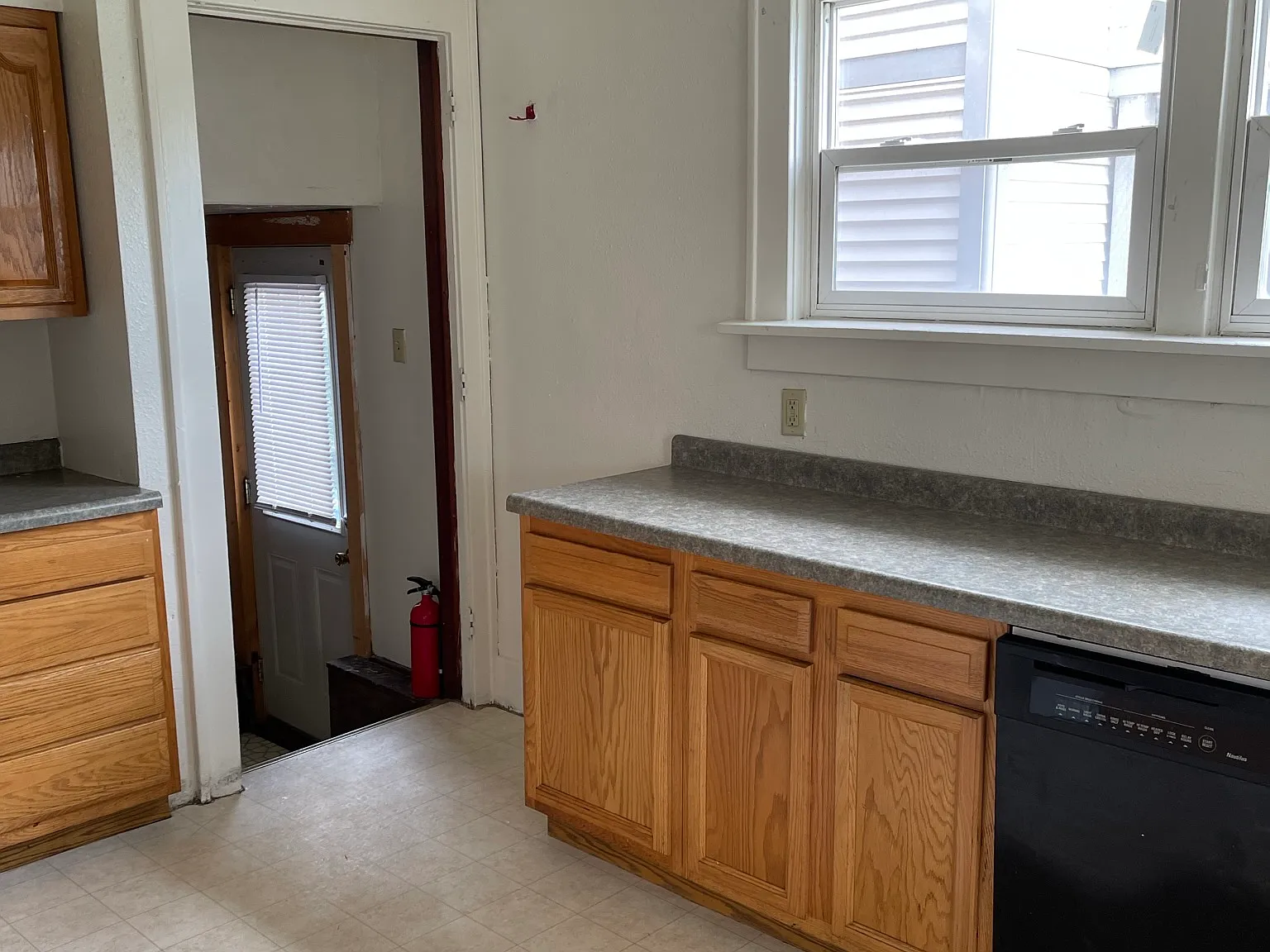 5 bed, 1.5 bath, 2670 sqft, $4,694 — Photo 3