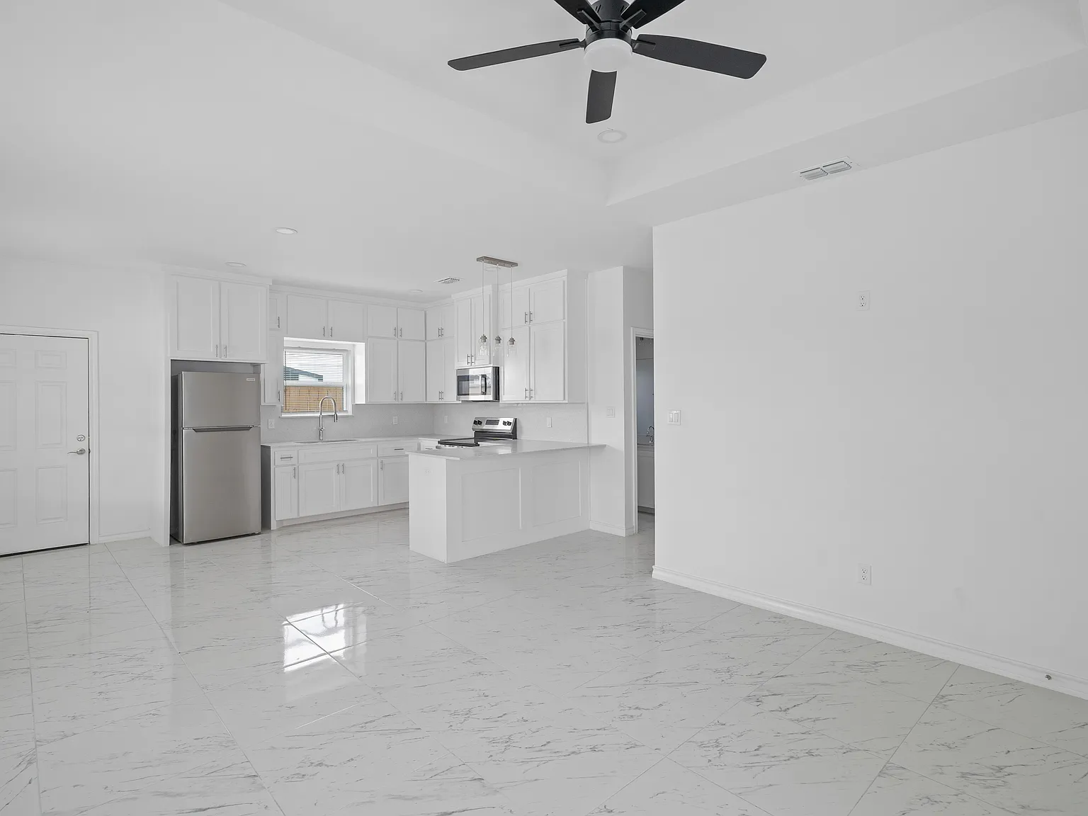 3 bed, 1050 sqft, $1,350 — Photo 2
