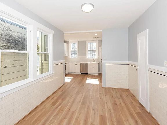 Large Dine-In Kitchen Area