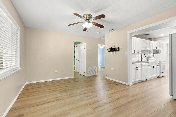 3 bed, 2.0 bath, 1011 sqft, $2,500 — Photo 4