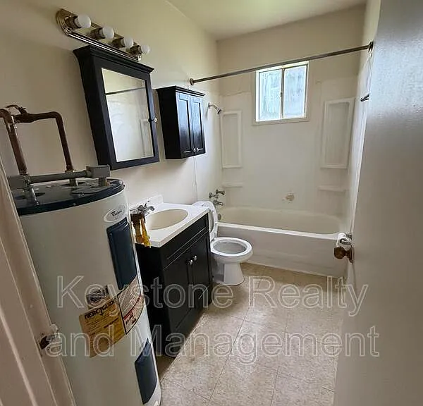 315 Crestview Dr — Photo 4