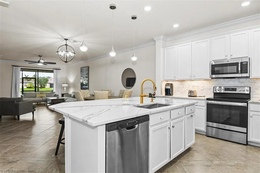 3 bed, 2.0 bath, 1600 sqft, $3,000 — Photo 2