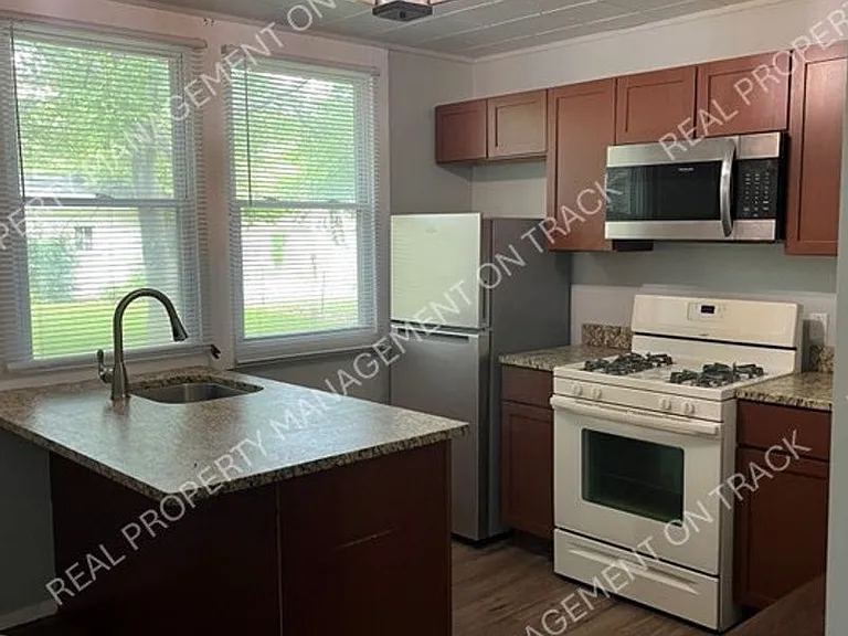 2823 Garfield Dr — Photo 2