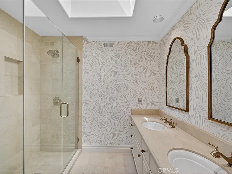 49 Cambria Dr — Photo 40