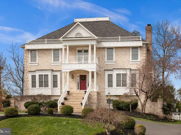 9498 Lynnhall Pl, Alexandria, VA 22309