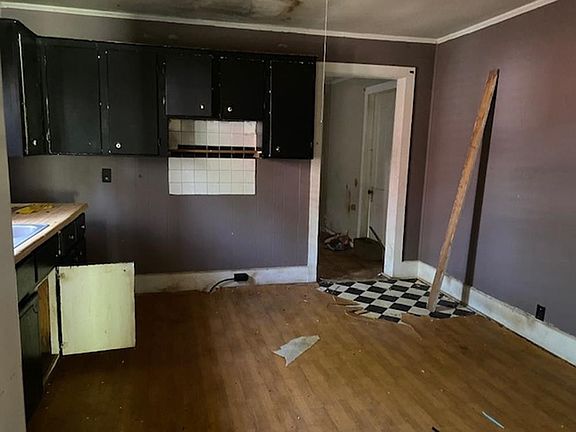5th image of 215 Belmont St
