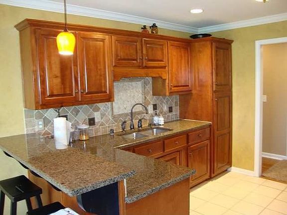 5th image of 704 Summerlin Dr