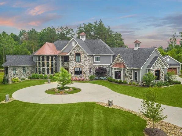12755 Arbor Creek Dr, Strongsville, OH 44136