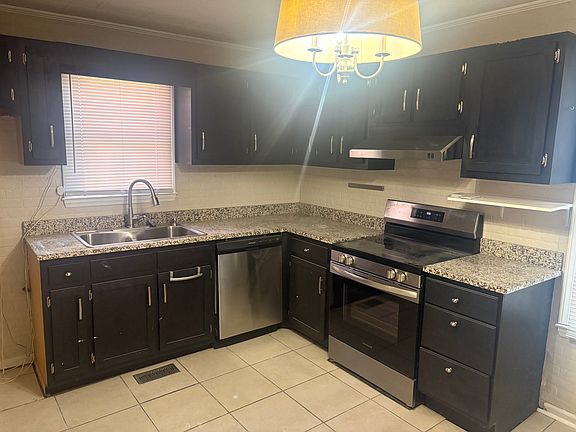 4th image of 1112 Hawthorne Ln