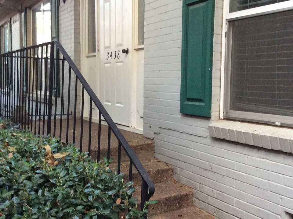 Foyer entrance to reach front door