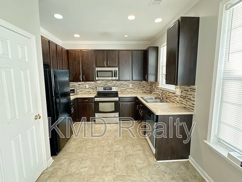 3 bed, 2.5 bath, $1,995 — Photo 2
