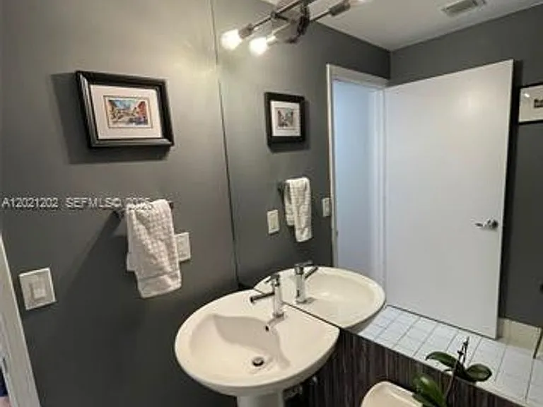 601 NE 36th St #1805 — Photo 18