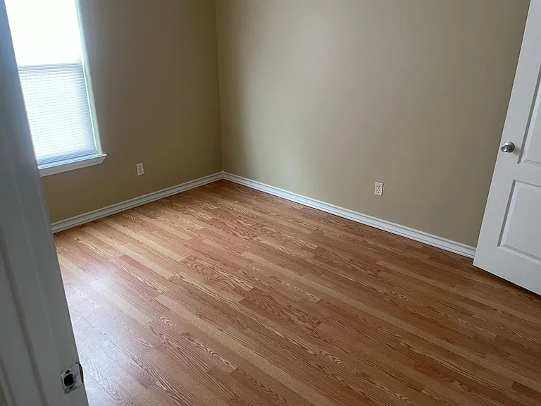 512 Lakeside Dr — Photo 4