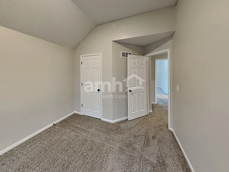 643 E Apache St — Photo 17