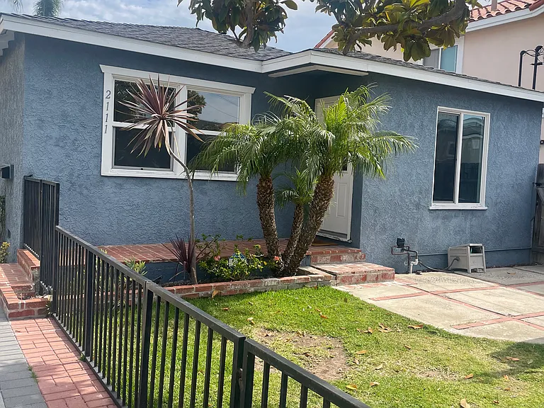 2111 Plant Ave — Photo 1