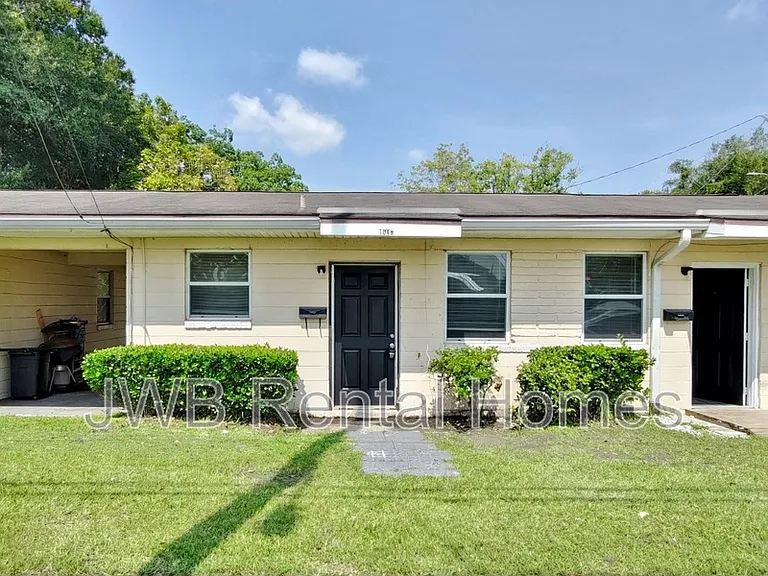 1040 Almeda St — Photo 1