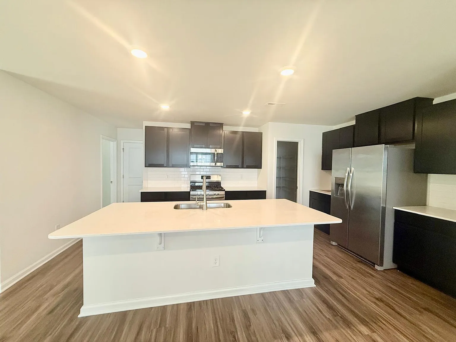 5 bed, 2635 sqft, $2,300 — Photo 3